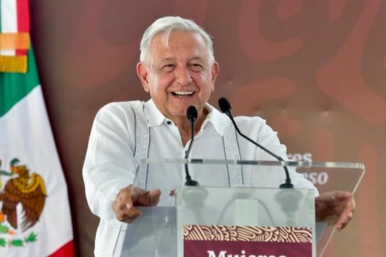 AMLO felicita a papás de México en su día