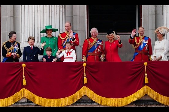 Carlos III celebra su primer desfile de aniversario como rey