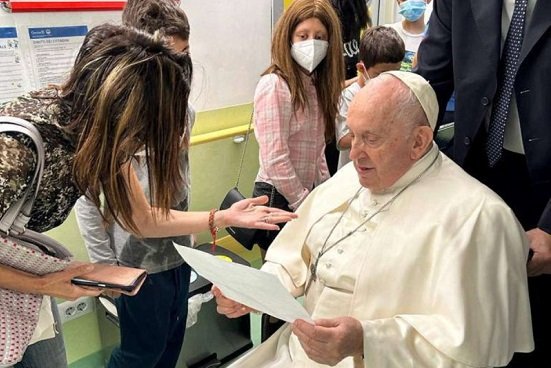 Papa Francisco reaparece tras ser operado; lo dan de alta este viernes