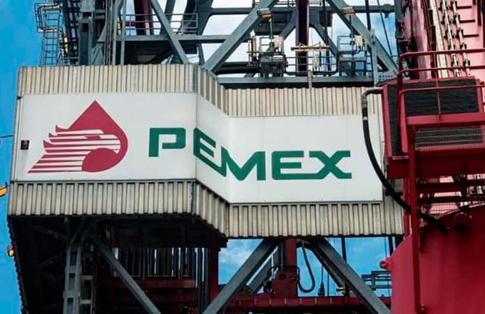 AMLO presume que deuda en Pemex bajó y Moody´s baja calificación a negativa