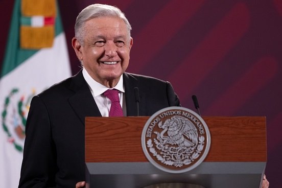 AMLO destapa a Xóchitl Gálvez; "Usted me va a entregar la Banda Presidencia", responde