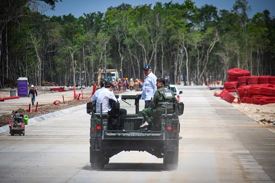 AMLO supervisa avance de obra del Aeropuerto Felipe Carrillo Puerto