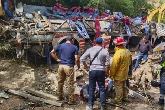 Al menos 29 muertos por volcadura de autobús en Oaxaca