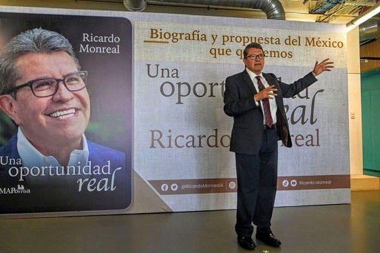 Monreal presenta "Una oportunidad real", libro sobre su carrera política y su vida privada