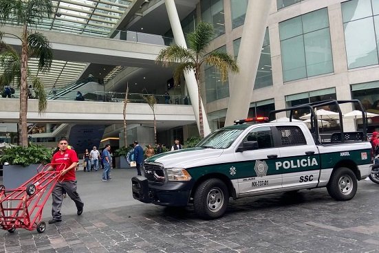 Muere hombre en Reforma 222 tras arrojarse del tercer piso