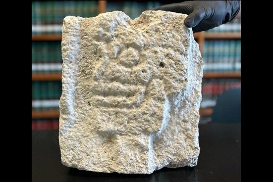 Desde Alemania, se restituye al pueblo de México un relieve tallado en roca