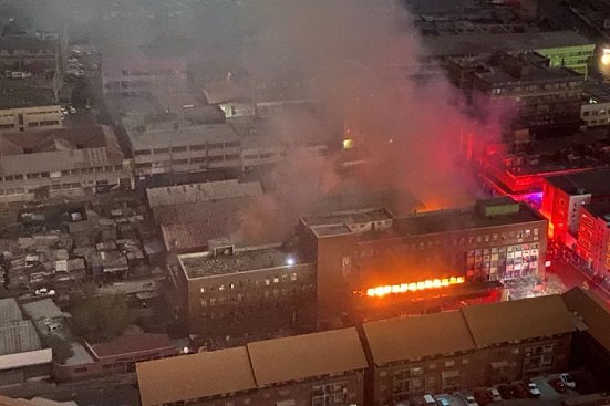 Incendio de edificio en Sudáfrica deja al menos 73 muertos