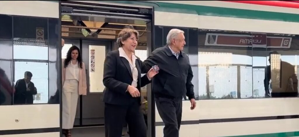 AMLO inaugura tren "El Insurgente" a medias y negocia otro aeropuerto