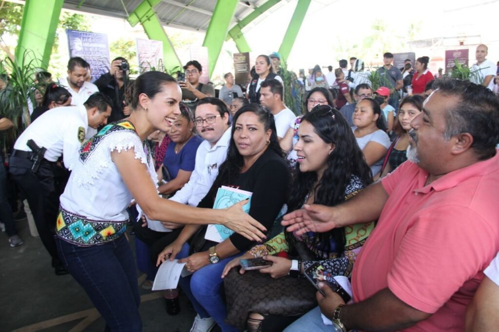 Ana Patricia Peralta atiende y responde a cancunenses en jornadas de atención ciudadana