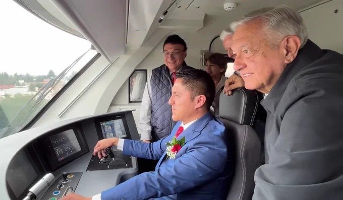 AMLO inaugura tren "El Insurgente" a medias y negocia otro aeropuerto