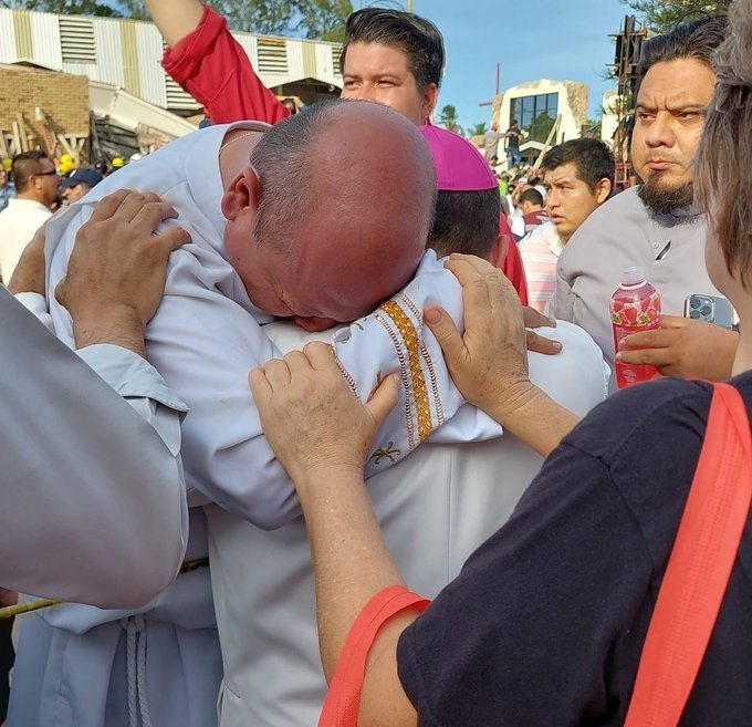 Con el corazón destrozado. El sacerdote de la iglesia de la Santa Cruz, Ángel Vargas, no logró contener el llanto al abrazar al obispo de Tampico, José Armando Álvarez Cano, después del colapso del templo. 