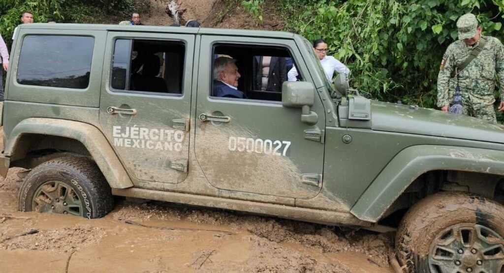 Recorre AMLO tramo carretero rumbo a Acapulco, se atacó su vehículo