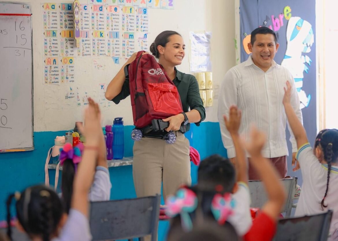 Ayuda Ana Patricia Peralta en entrega de mochilas y útiles escolares