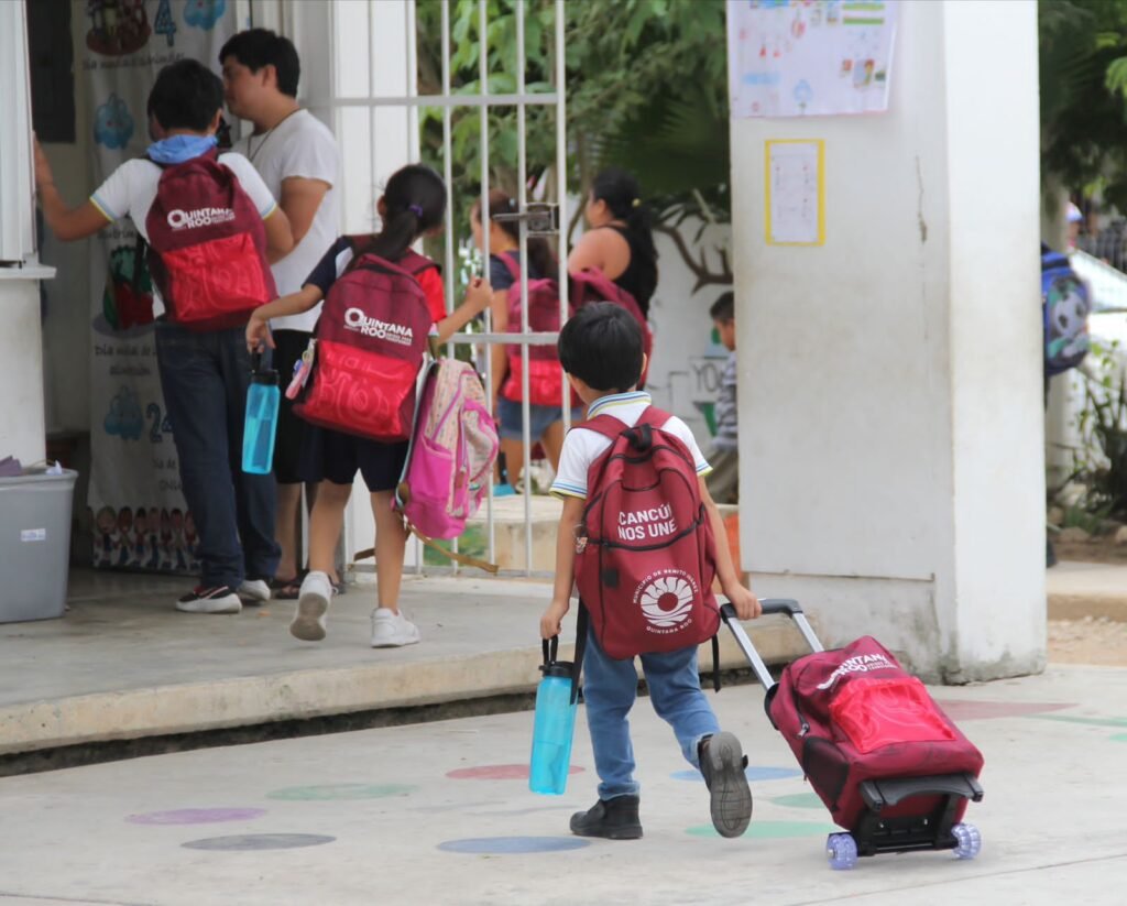 Ayuda Ana Patricia Peralta en entrega de mochilas y útiles escolares