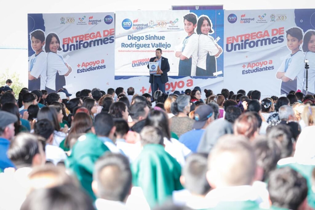 Entrega Diego Sinhue uniformes deportivos a estudiantes de secundarias