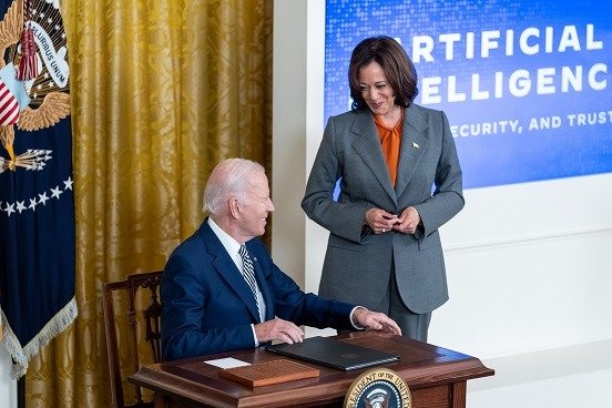 Biden firma orden ejecutiva para controlar el desarrollo de inteligencia artificial