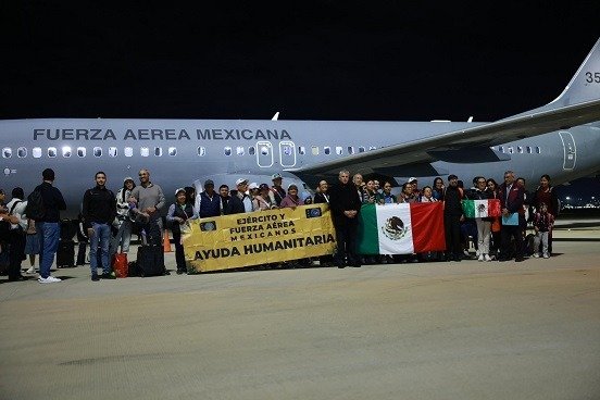 Llegan a México dos vuelos con 275 connacionales repatriados de Israel