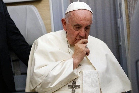 Papa Francisco destituye a obispo muy crítico de su papado