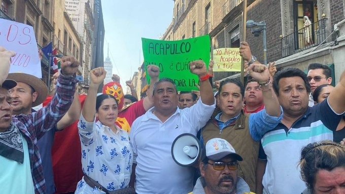 Caravana de Acapulco no entra a Palacio, pero sí al Senado y AMLO de gira