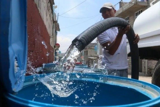 Ante falta de agua, más de 280 colonias de 10 alcaldías reciben agua por tanteo, pagarán cuota fija