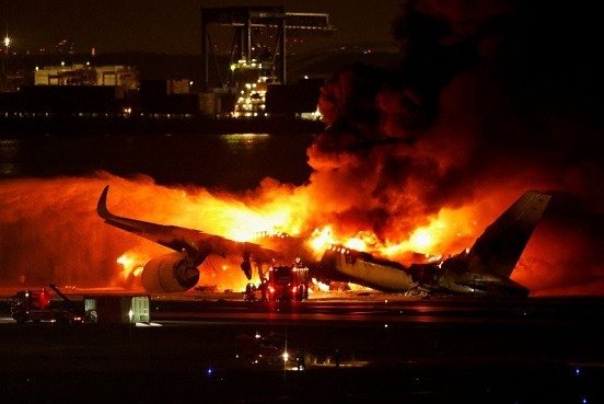 Choque de dos aviones en Tokio deja 5 muertos