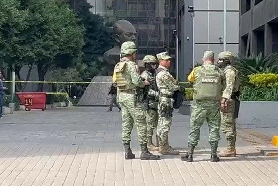 Hallan granada ofensiva tirada en edificio de Pemex