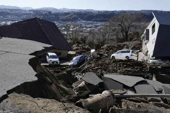 Van 126 muertos y 211 desaparecidos por terremoto en Japón