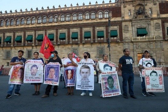 Instalan padres de los 43 un plantón permanente en el Zócalo
