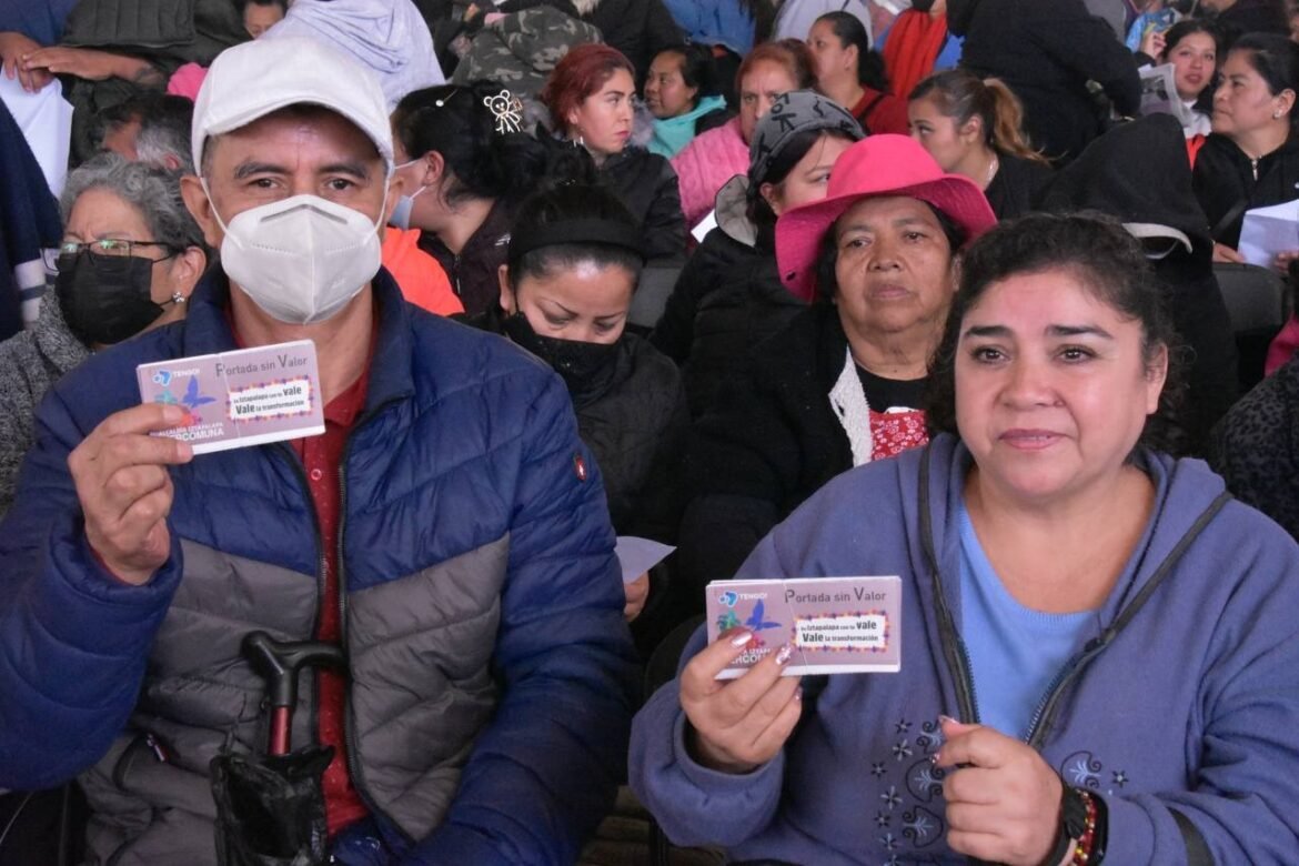 Entregan vales a vecinos de Iztapalapa