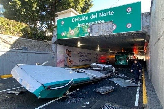 Camión de pasajeros choca con puente de Viaducto; varios heridos