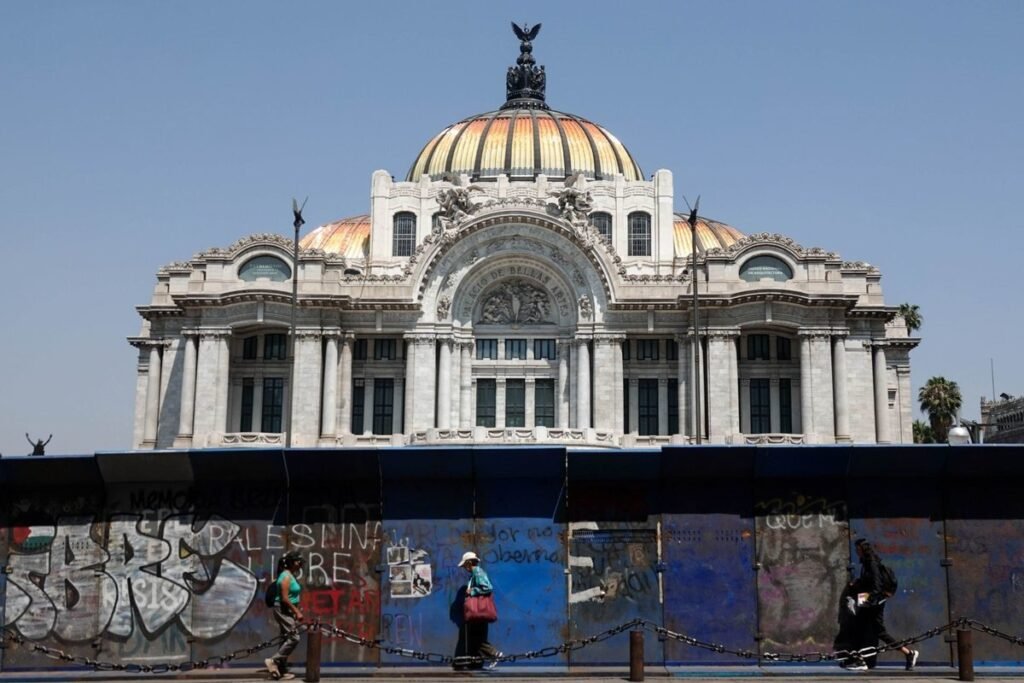 Colocan vallas para marcha del 8M en CDMX