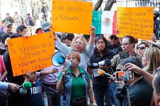 Se manifiestan en la Embajada de Ecuador; exigen respeto a México