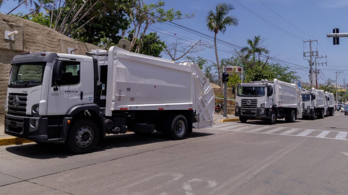 Con ayuda internacional, por Otis, la AMEXCID entrega cuatro camiones de basura en Acapulco