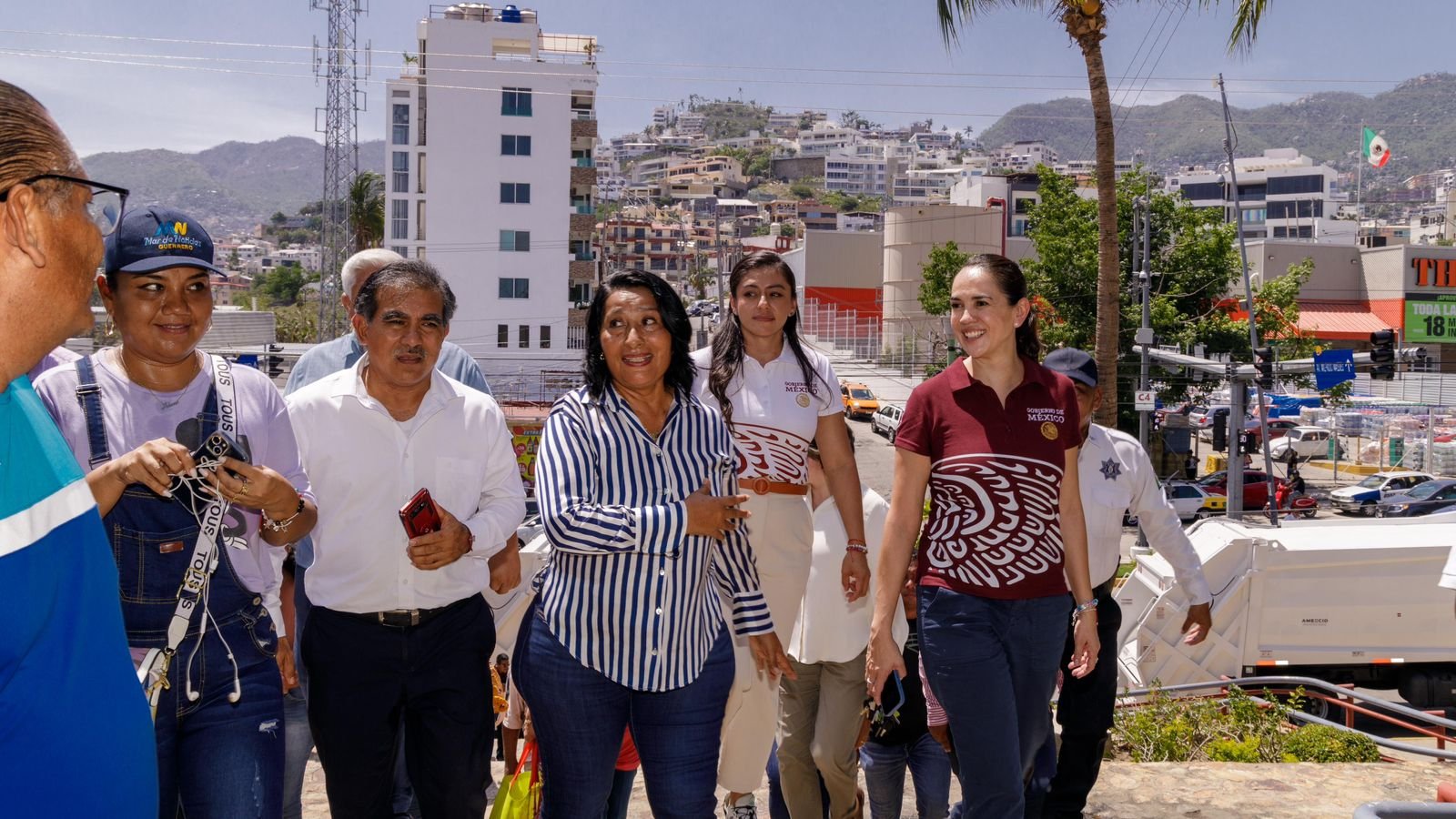 Con ayuda internacional, por Otis, la AMEXCID entrega cuatro camiones de basura en Acapulco