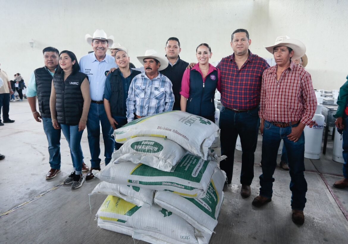 Entrega Gobernador más apoyos agrícolas en Victoria