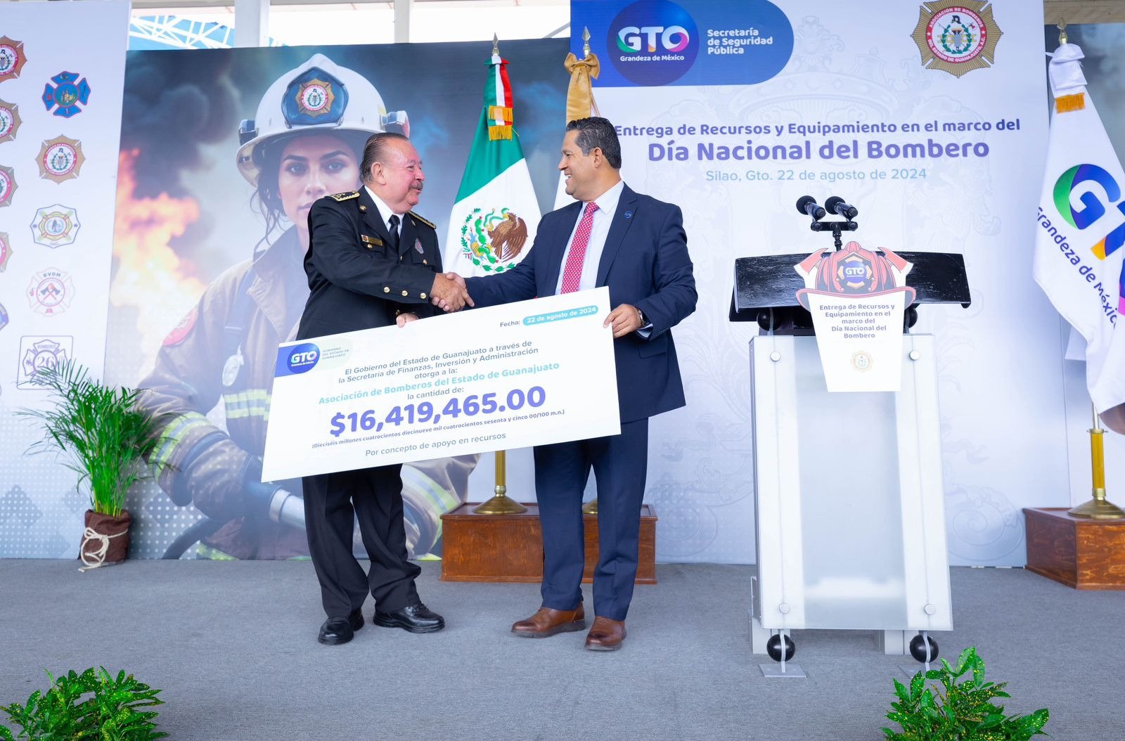 Reconoce Diego Sinhue labor heroica de bomberos guanajuatenses; entrega apoyos y equipo