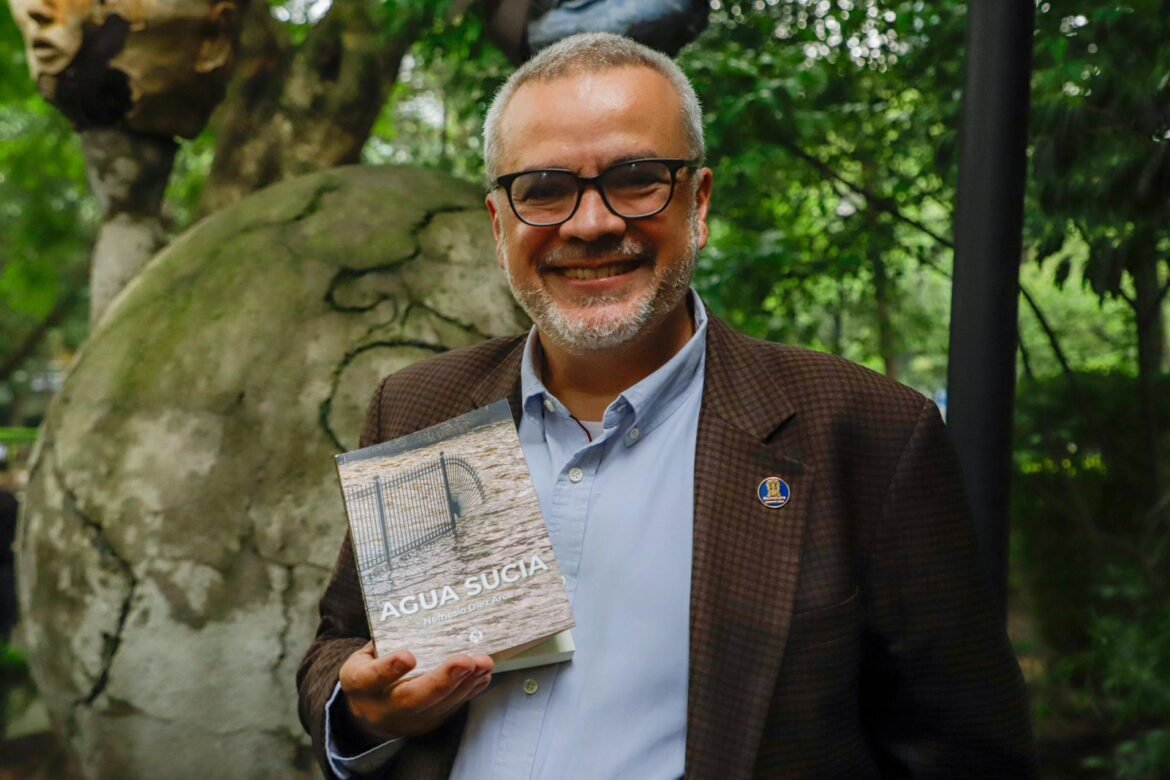 Presenta escritor guanajuatense, Nemesio Díez Arce, su libro “Agua Sucia”