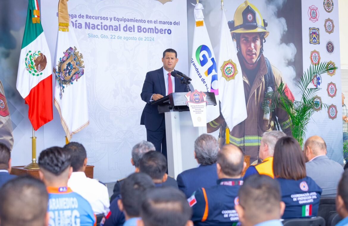 Reconoce Diego Sinhue labor heroica de bomberos guanajuatenses; entrega apoyos y equipo
