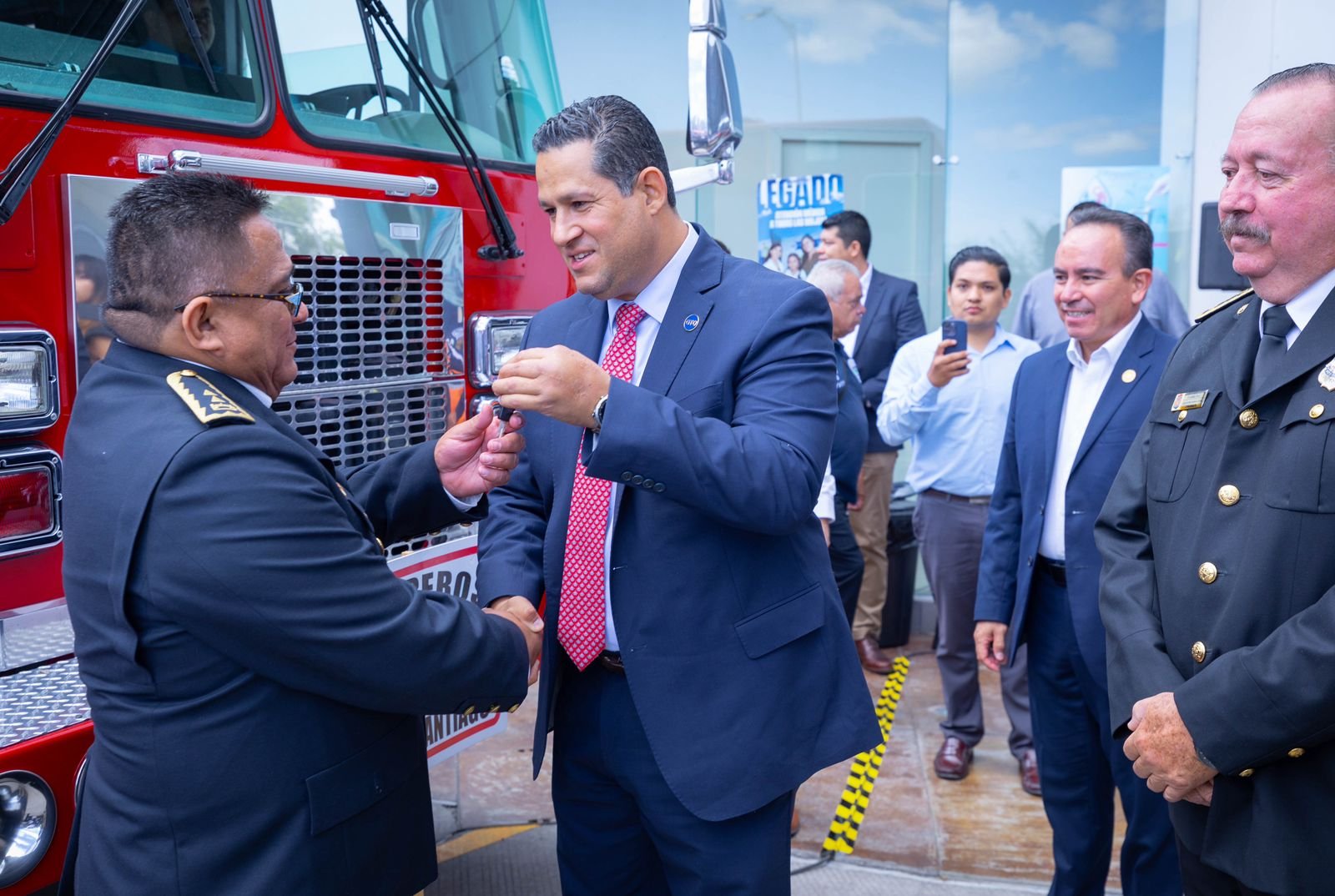 Reconoce Diego Sinhue labor heroica de bomberos guanajuatenses; entrega apoyos y equipo