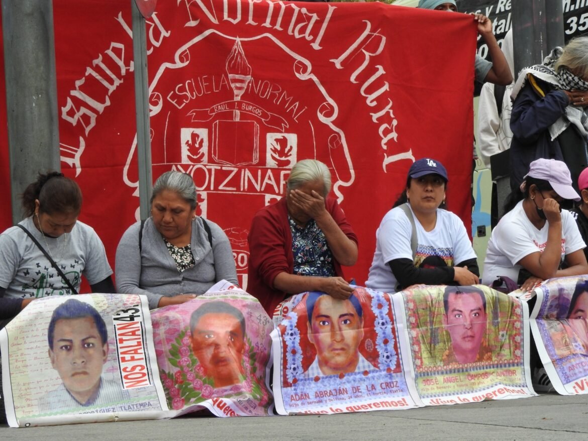 Ahora AMLO dice que “Nunca dejamos de buscar a los jóvenes” de Ayotzinapa