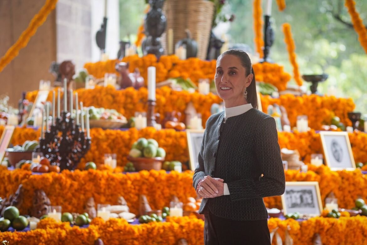 Dedica Sheinbaum ofrenda de Día de Muertos a heroínas de la Patria