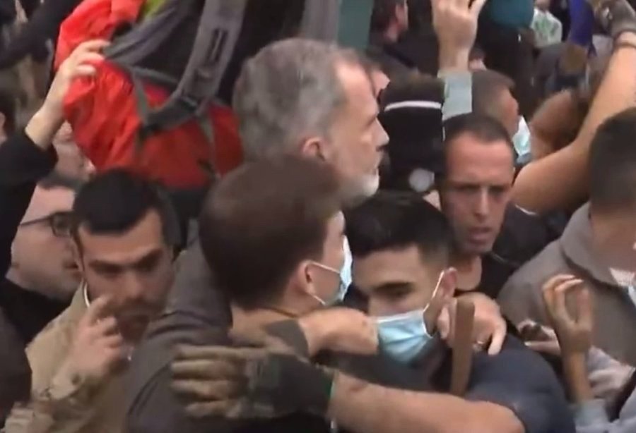 Arrojan lodo e insultan al Rey de España por la falta de atención en Valencia