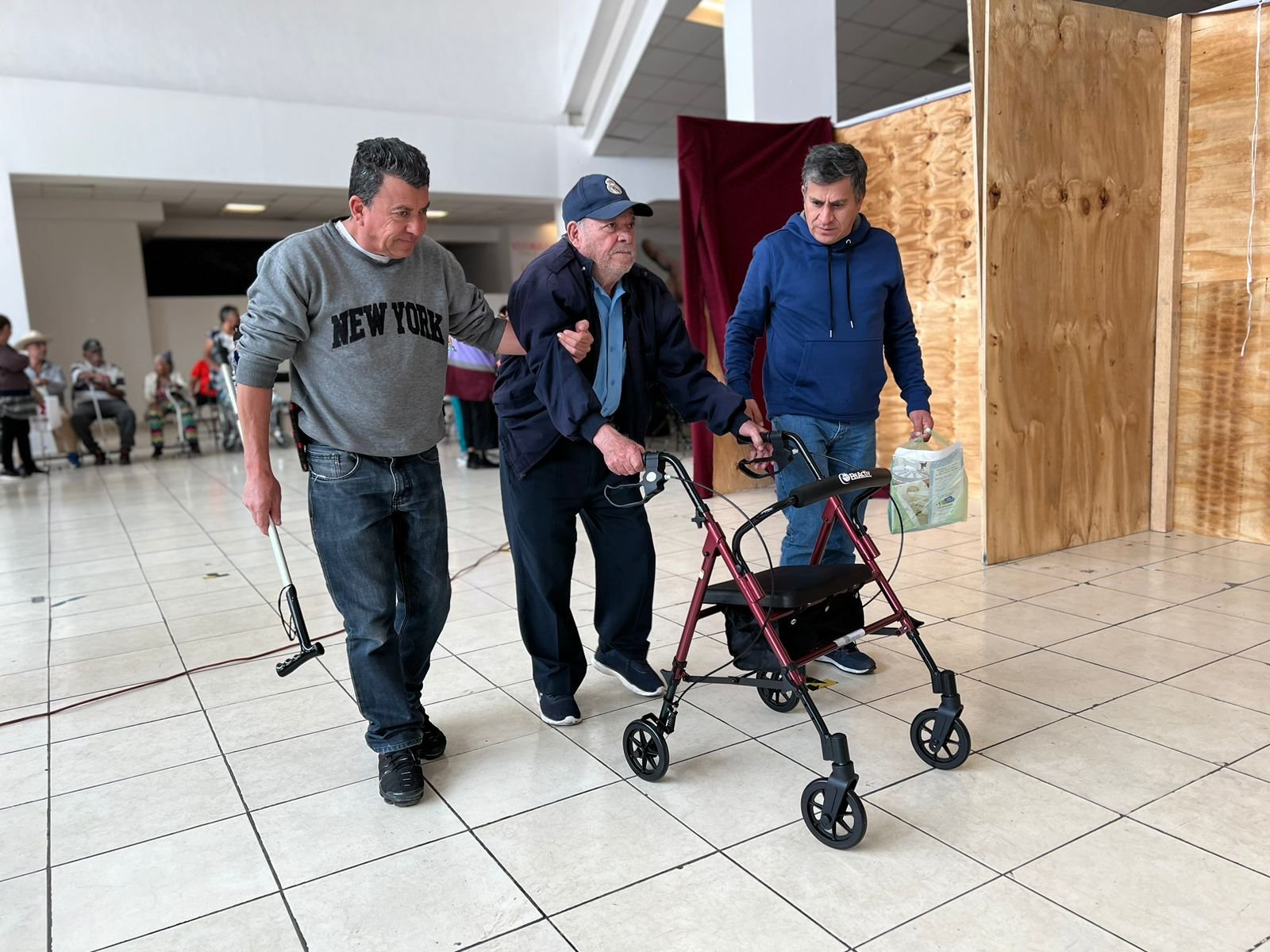 Alcalde de Nezahualcóyotl, Adolfo Cerqueda, encabeza entrega regional de aparatos funcionales para adultos mayores de once municipios