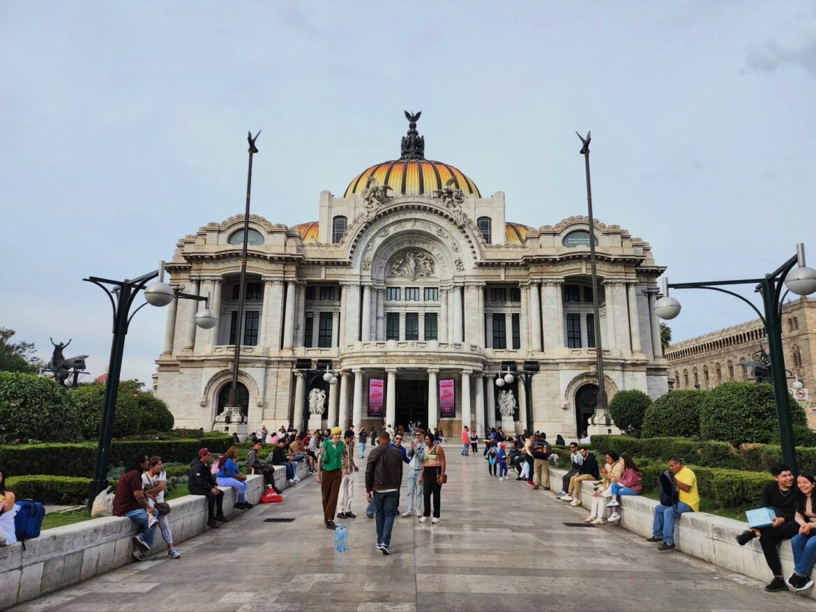 "Limpian" de comercio ambulante la explanada del Palacio de Bellas Artes