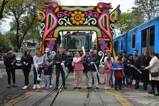 Entregan tres unidades rehabilitadas del Tren Ligero