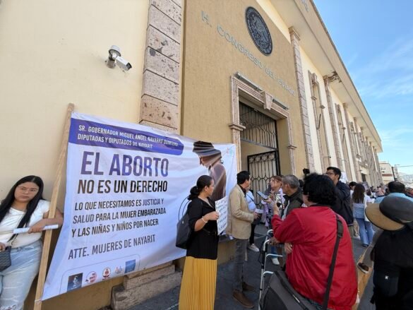 Organizaciones de la sociedad civil se manifiestan en defensa de la vida en Nayarit