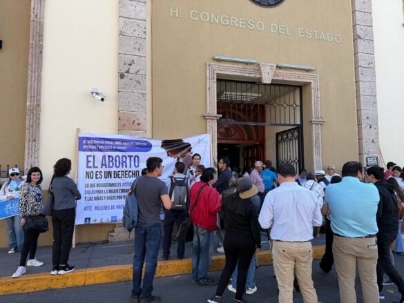 Organizaciones de la sociedad civil se manifiestan en defensa de la vida en Nayarit