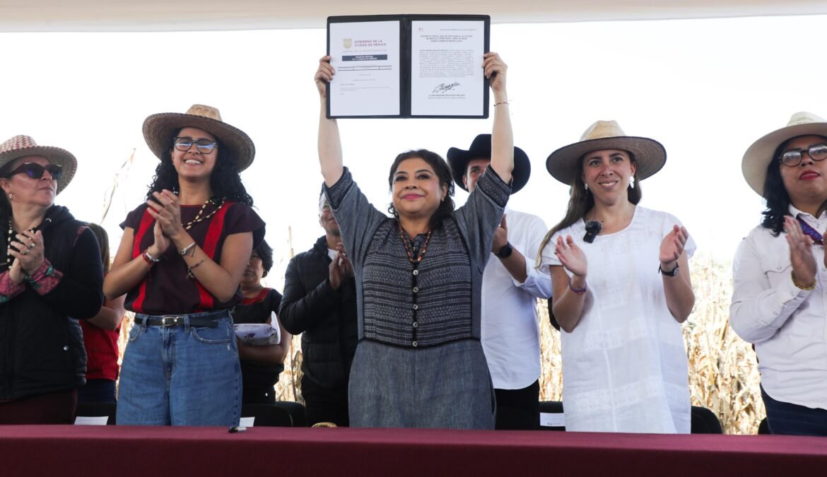 Firma Brugada decreto para cuidar el maíz nativo en la CDMX