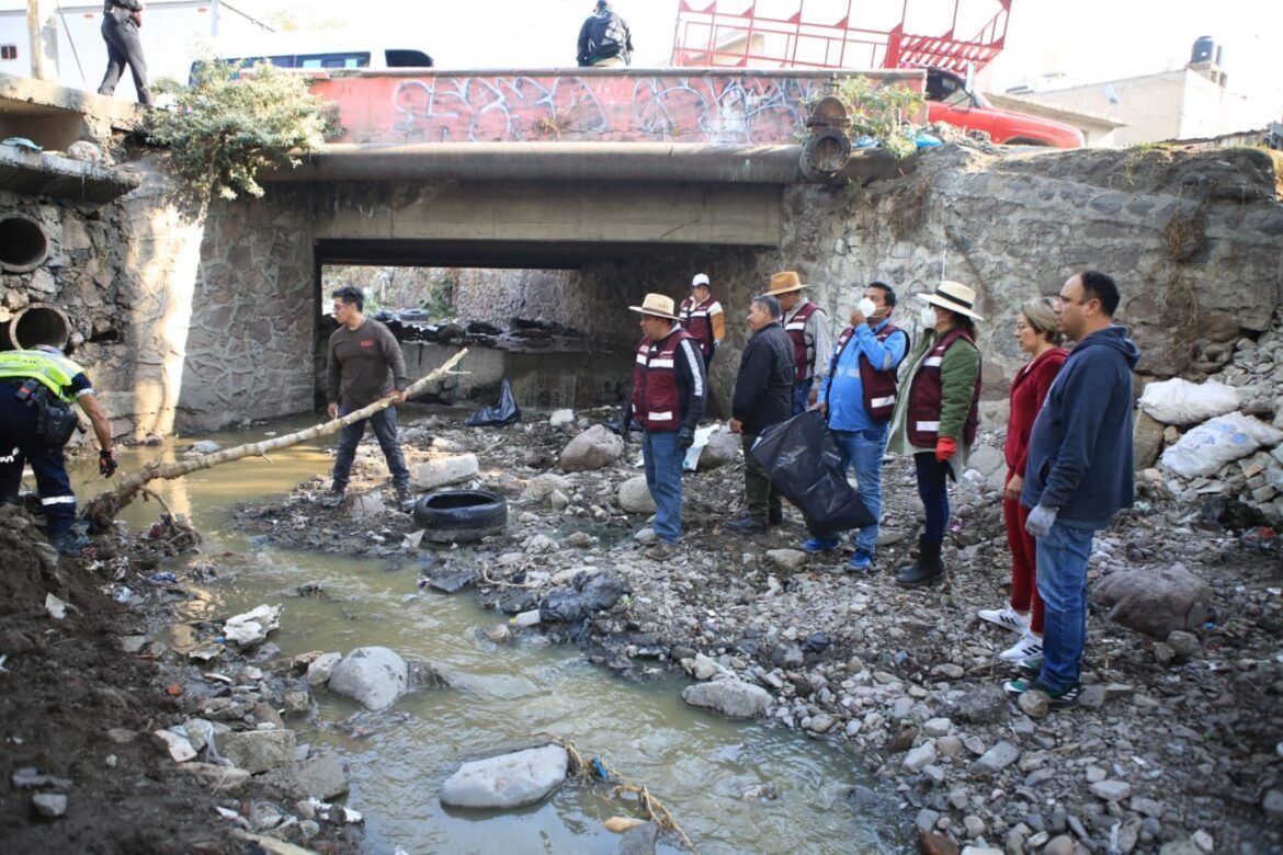 Servidores públicos limpian barranca de San Andrés y retiran 200 toneladas de basura