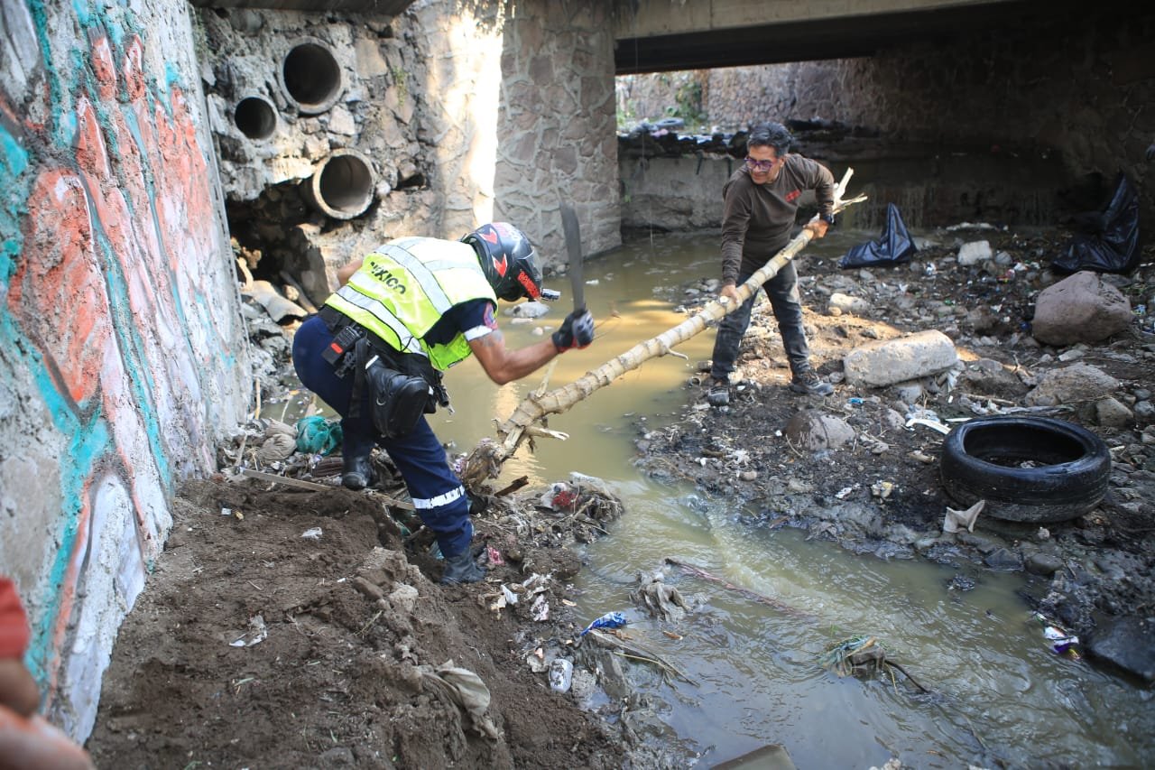 Servidores públicos limpian barranca de San Andrés y retiran 200 toneladas de basura